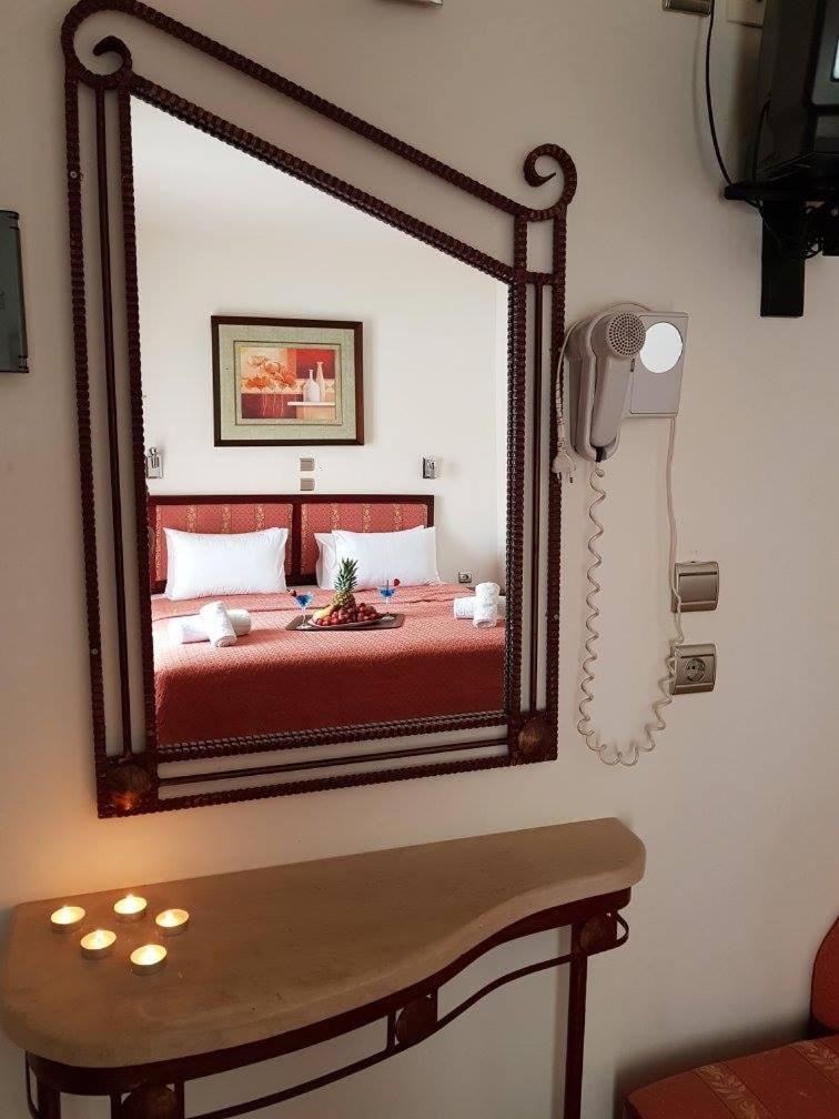 Dreibettzimmer mit Poolblick